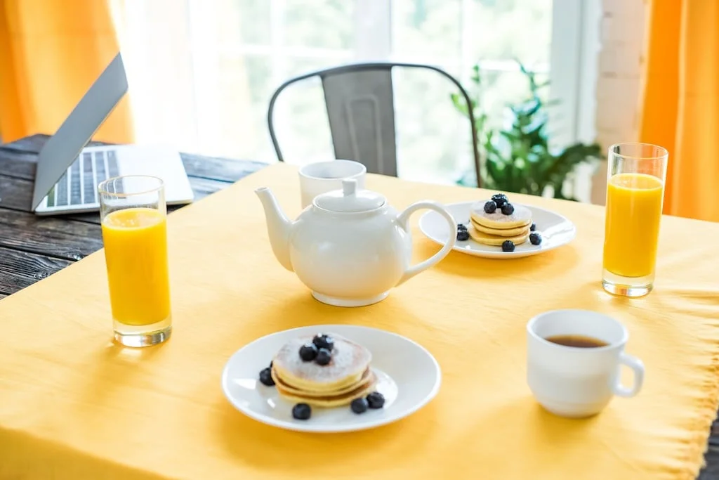 הום סטיילינג,הלבשת הבית,home styling עיצוב שולחן אוכל מלכותי באווירה קייצית